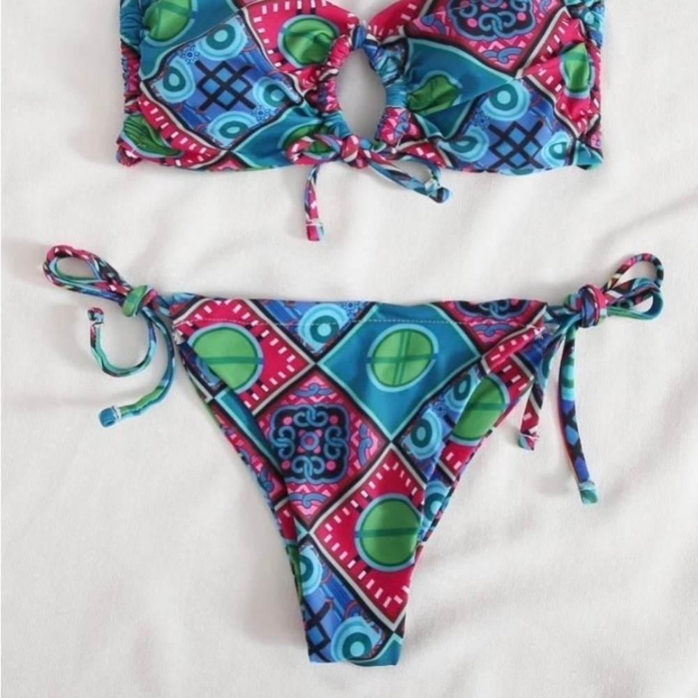 Bikini - Picture 2 of 7